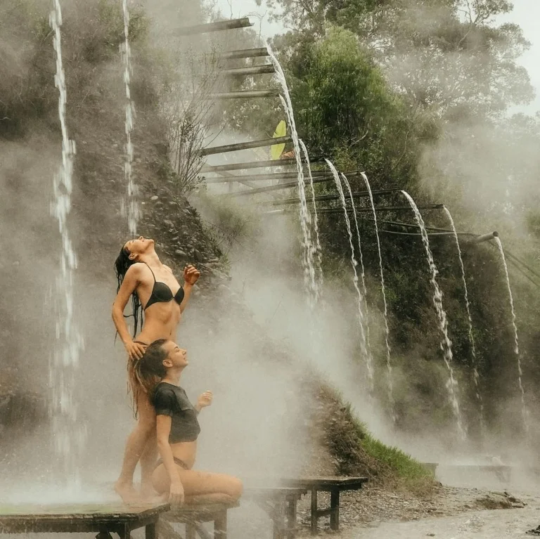 Кындыг — термальные водопады и пар у гор