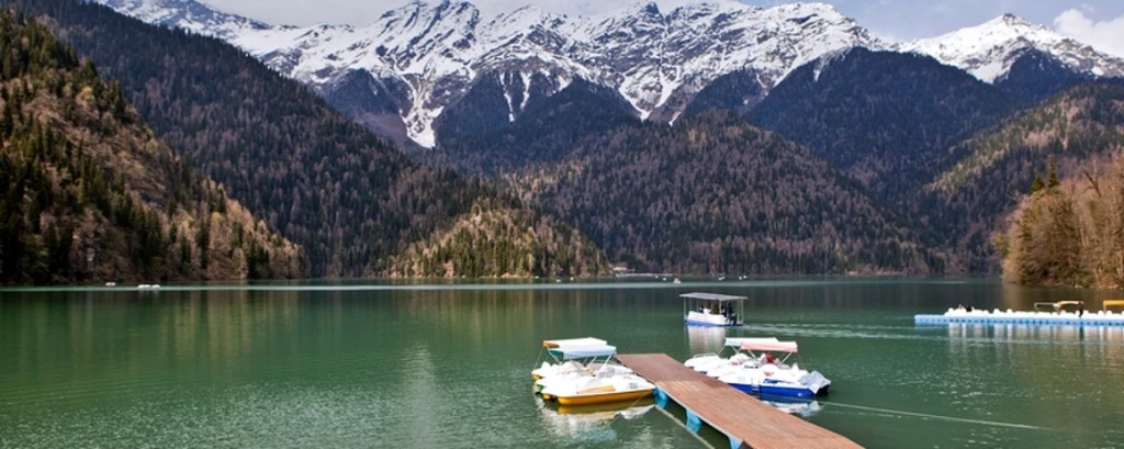 Озеро Рица Абхазия — горное озеро, катамараны и снежные вершины