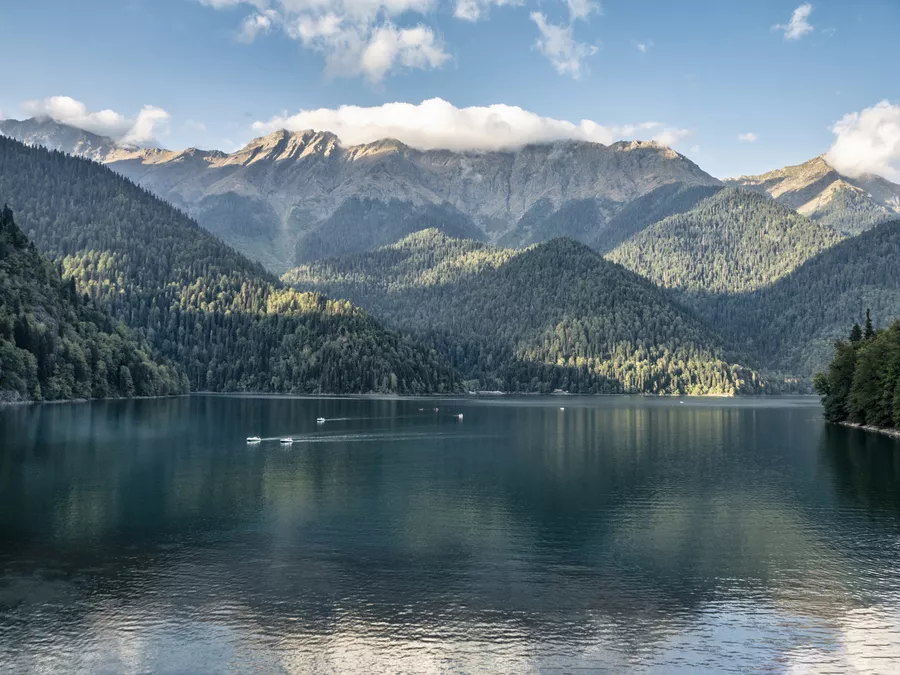 Озеро Рица — бирюзовая вода и горный амфитеатр
