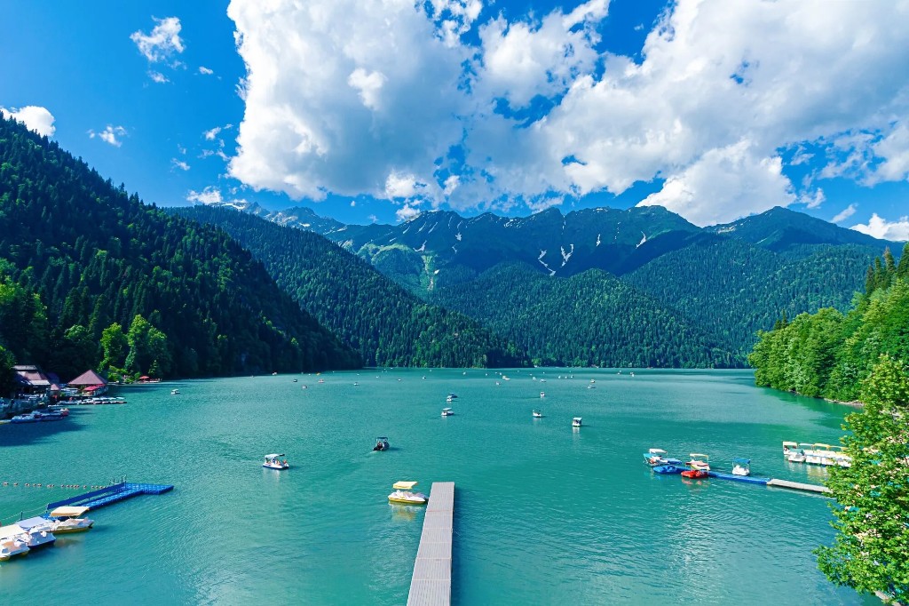 Озеро Рица — набережная и катамараны